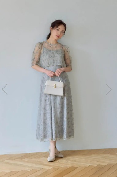 リリアージュ Aラインドレスでウエストのくびれ見せ