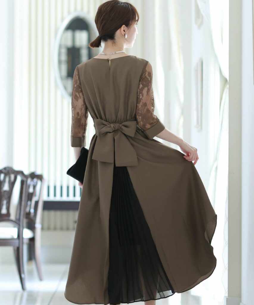 PourVous バックプリーツ&レースリボンドレス 後ろ姿